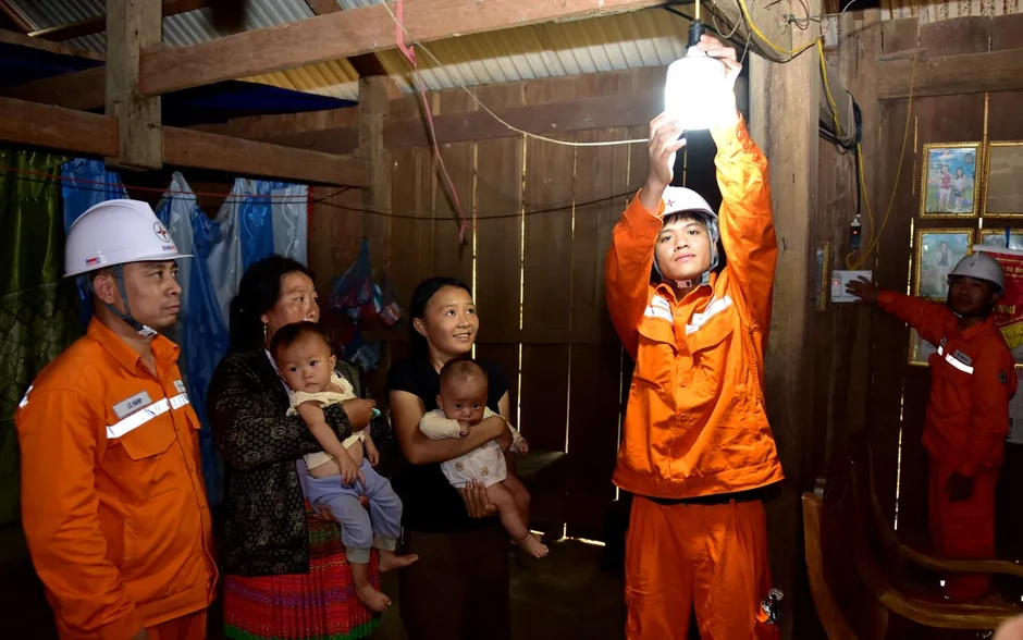 Lai Châu: Điện sáng mở tương lai nơi cuối bản Lai Châu: Điện sáng mở tương lai nơi cuối bản