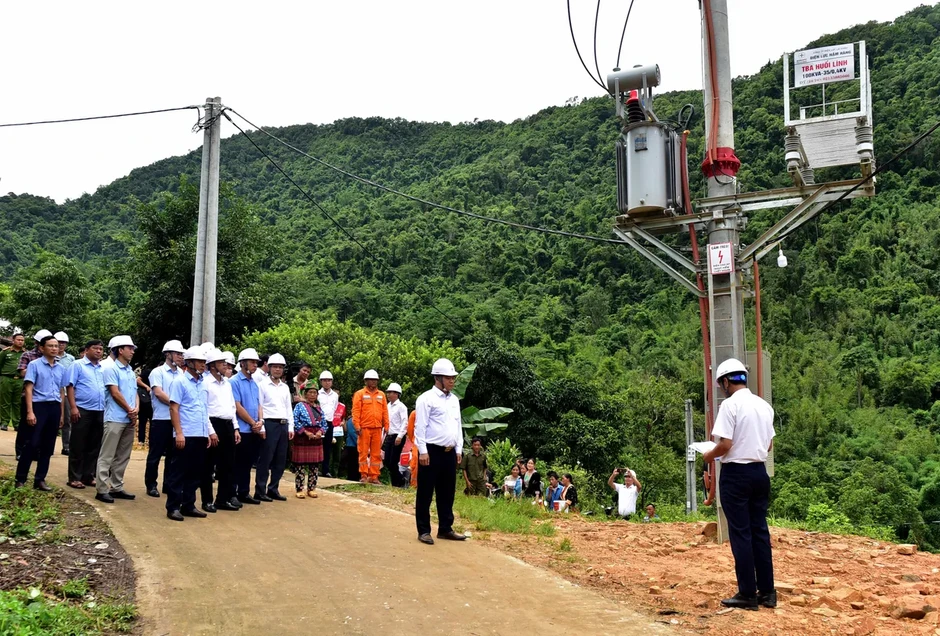 Lai Châu: Điện sáng mở tương lai nơi cuối bản Lai Châu: Điện sáng mở tương lai nơi cuối bản