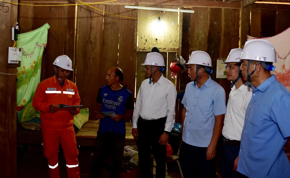 Lai Châu: Điện sáng mở tương lai nơi cuối bản Lai Châu: Điện sáng mở tương lai nơi cuối bản