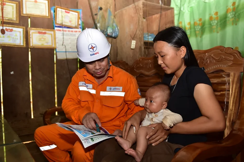 Lai Châu: Điện sáng mở tương lai nơi cuối bản Lai Châu: Điện sáng mở tương lai nơi cuối bản