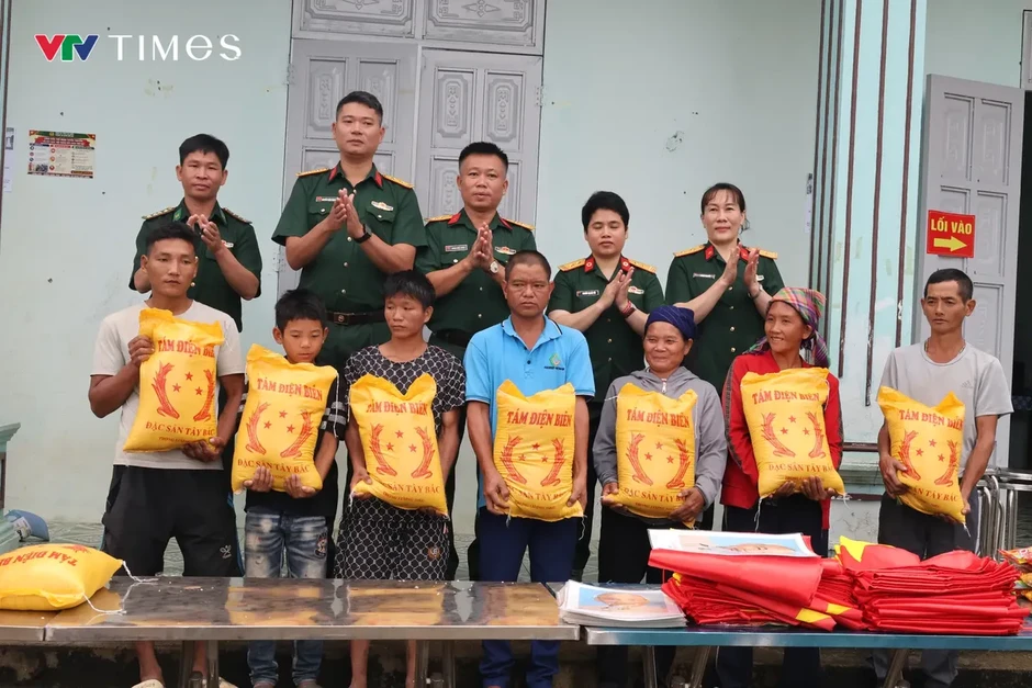 Lai Châu: Đoàn Kinh tế - Quốc phòng 356 trao quà cho nhân dân vùng biên Lai Châu: Đoàn Kinh tế - Quốc phòng 356 trao quà cho nhân dân vùng biên