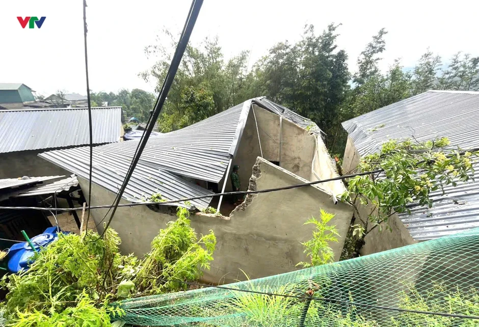 Lai Châu: Dông lốc gây sập nhà, tốc mái nhiều hộ dân Lai Châu: Dông lốc gây sập nhà, tốc mái nhiều hộ dân