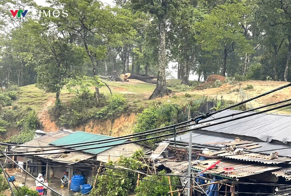 Lai Châu: Dông lốc gây sập nhà, tốc mái nhiều hộ dân Lai Châu: Dông lốc gây sập nhà, tốc mái nhiều hộ dân