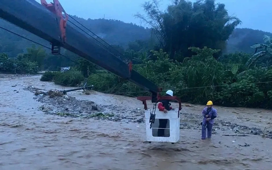 Lai Châu: Hơn 1.000 khách hàng được cấp điện trở lại sau mưa lũ