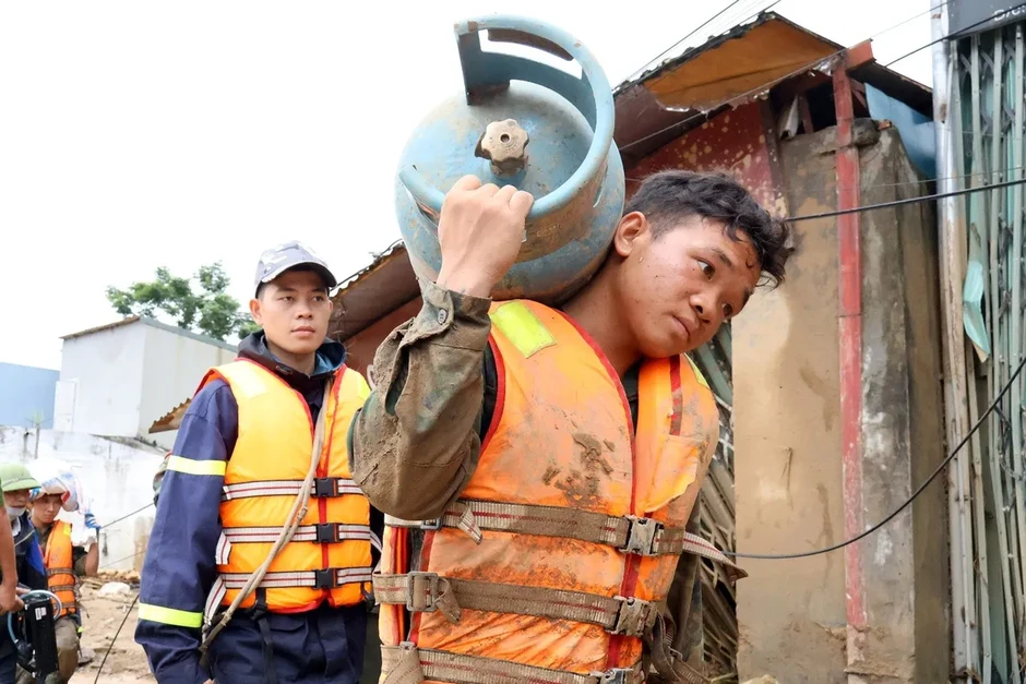 Lai Châu: Những người lính nơi tuyến đầu chống lũ Lai Châu: Những người lính nơi tuyến đầu chống lũ