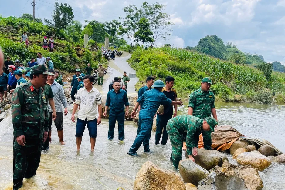 Lai Châu: Xuyên đêm tìm kiếm nạn nhân bị lũ cuốn trôi Lai Châu: Xuyên đêm tìm kiếm nạn nhân bị lũ cuốn trôi
