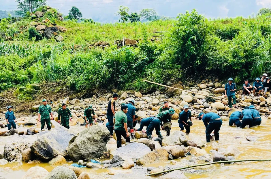Lai Châu: Xuyên đêm tìm kiếm nạn nhân bị lũ cuốn trôi Lai Châu: Xuyên đêm tìm kiếm nạn nhân bị lũ cuốn trôi