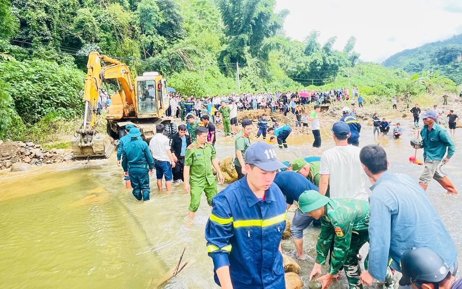 Lai Châu: Xuyên đêm tìm kiếm nạn nhân bị lũ cuốn trôi Lai Châu: Xuyên đêm tìm kiếm nạn nhân bị lũ cuốn trôi