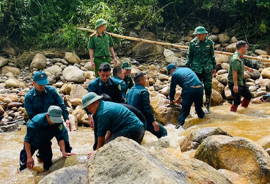 Lai Châu: Xuyên đêm tìm kiếm nạn nhân bị lũ cuốn trôi Lai Châu: Xuyên đêm tìm kiếm nạn nhân bị lũ cuốn trôi