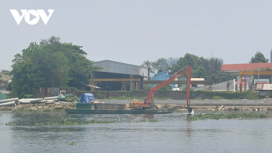 Lại có thêm máy xúc “làm xiếc” trên sông Sài Gòn Lại có thêm máy xúc “làm xiếc” trên sông Sài Gòn