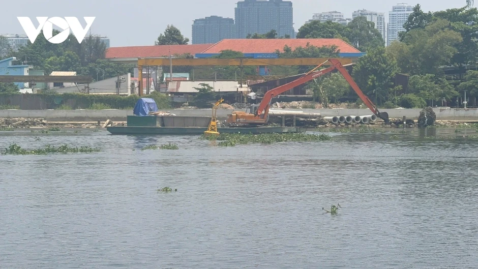 Lại có thêm máy xúc “làm xiếc” trên sông Sài Gòn Lại có thêm máy xúc “làm xiếc” trên sông Sài Gòn