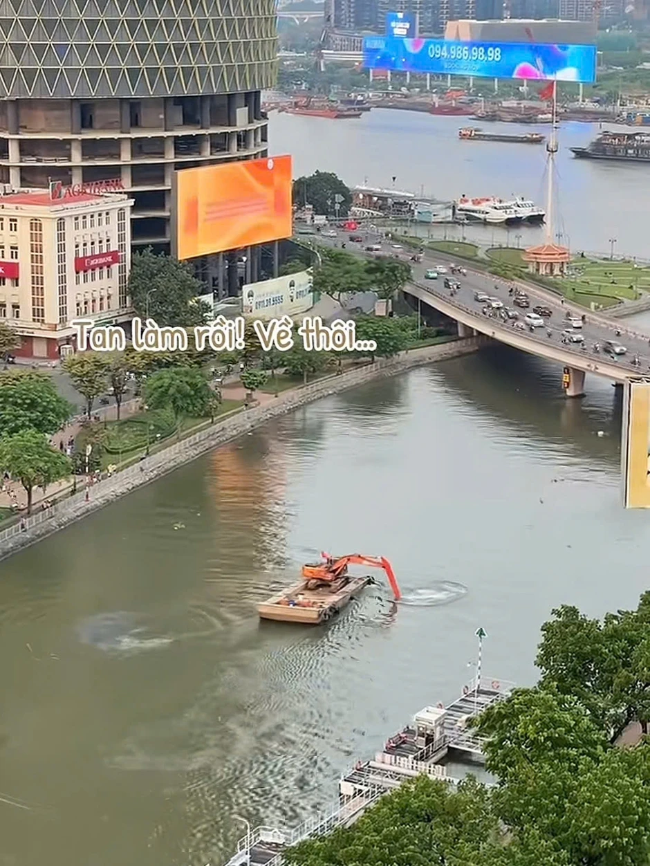 Lại có thêm máy xúc “làm xiếc” trên sông Sài Gòn Lại có thêm máy xúc “làm xiếc” trên sông Sài Gòn
