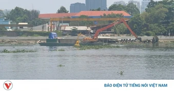 Lại có thêm máy xúc “làm xiếc” trên sông Sài Gòn