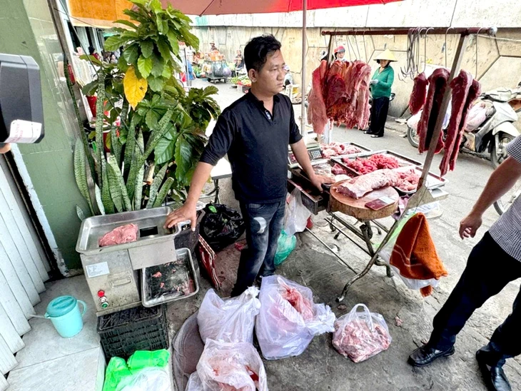Lại phát hiện đường dây làm giả thịt bò từ thịt heo nái ở TP.HCM, mỗi ngày tiêu thụ 140kg Lại phát hiện đường dây làm giả thịt bò từ thịt heo nái ở TP.HCM, mỗi ngày tiêu thụ 140kg