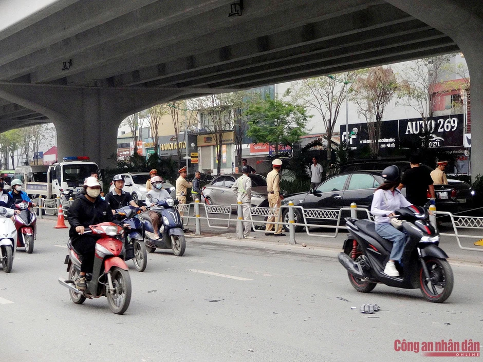Lại xảy ra vụ ô tô húc văng dải phân cách cứng trên đường Phạm Văn Đồng Lại xảy ra vụ ô tô húc văng dải phân cách cứng trên đường Phạm Văn Đồng