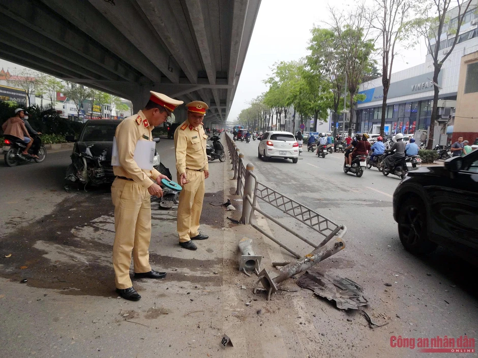 Lại xảy ra vụ ô tô húc văng dải phân cách cứng trên đường Phạm Văn Đồng Lại xảy ra vụ ô tô húc văng dải phân cách cứng trên đường Phạm Văn Đồng