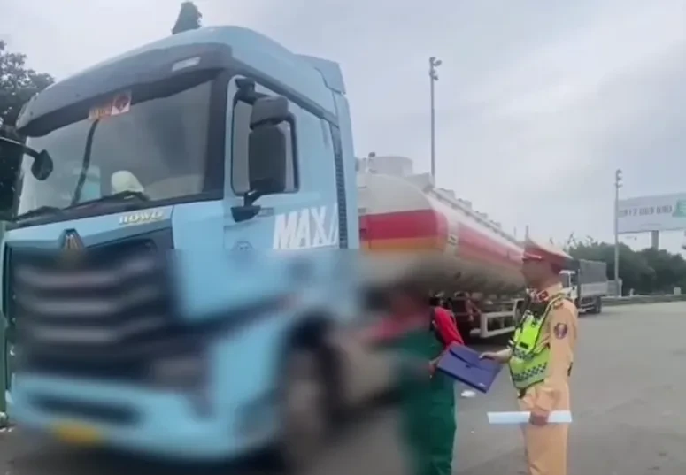 Lái xe bồn khi GPLX bị tạm giữ, tài xế và doanh nghiệp bị xử phạt Lái xe bồn khi GPLX bị tạm giữ, tài xế và doanh nghiệp bị xử phạt
