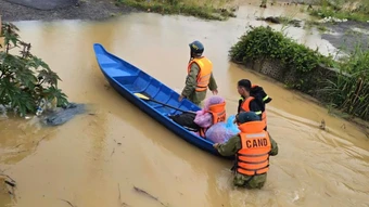 Lâm Đồng cứu hộ 16 người mắc kẹt tại khu vực ngập sâu tại phường Bảo Lộc