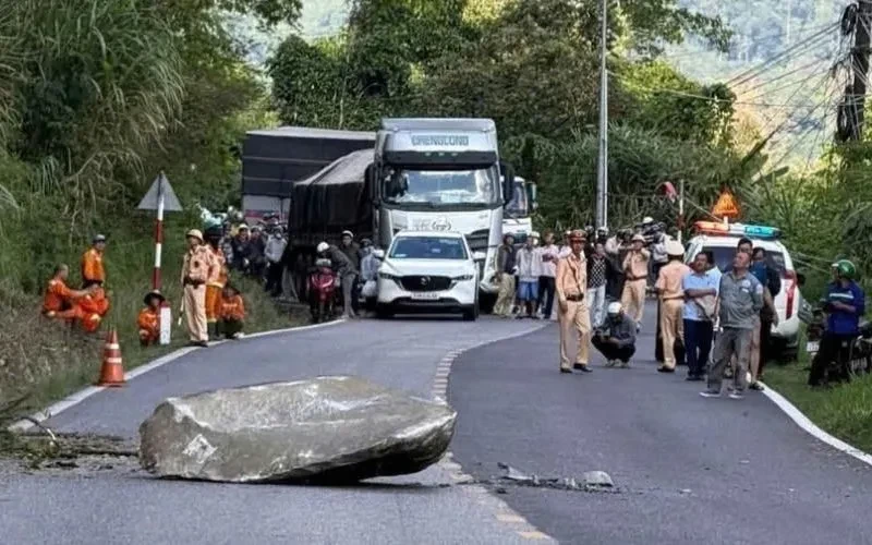 Lâm Đồng: Di dời khối đá hàng tấn chênh vênh trên đèo Bảo Lộc Lâm Đồng: Di dời khối đá hàng tấn chênh vênh trên đèo Bảo Lộc