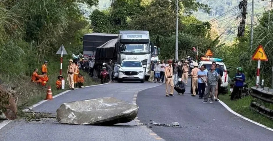 Lâm Đồng: Di dời khối đá hàng tấn chênh vênh trên đèo Bảo Lộc Lâm Đồng: Di dời khối đá hàng tấn chênh vênh trên đèo Bảo Lộc