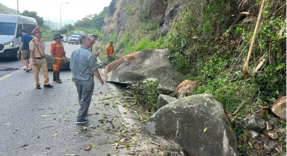 Lâm Đồng: Di dời khối đá hàng tấn chênh vênh trên đèo Bảo Lộc Lâm Đồng: Di dời khối đá hàng tấn chênh vênh trên đèo Bảo Lộc
