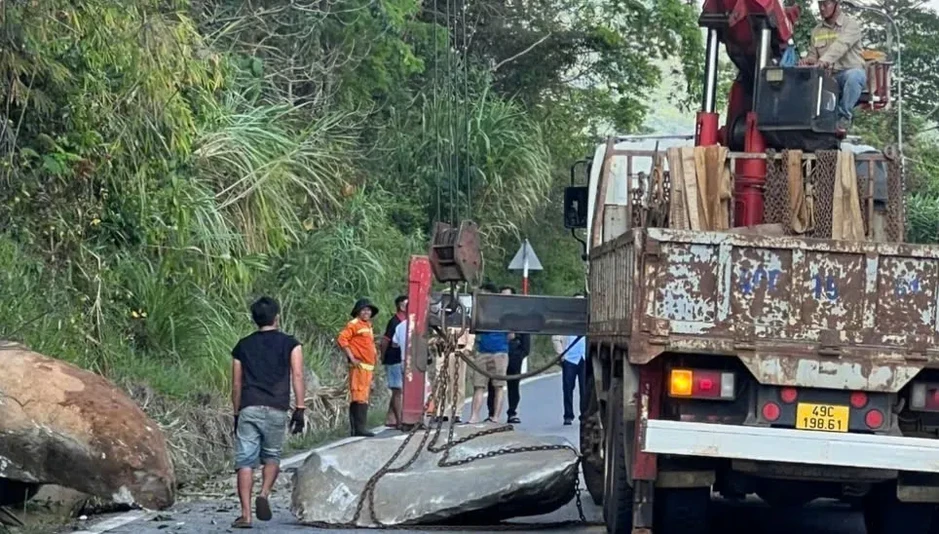 Lâm Đồng: Di dời khối đá hàng tấn chênh vênh trên đèo Bảo Lộc Lâm Đồng: Di dời khối đá hàng tấn chênh vênh trên đèo Bảo Lộc