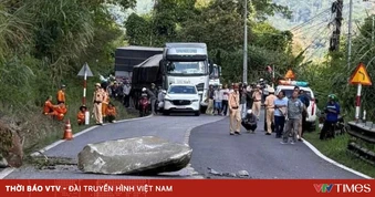 Lâm Đồng: Di dời khối đá hàng tấn chênh vênh trên đèo Bảo Lộc