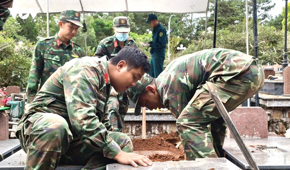 Lâm Đồng hoàn thành lấy mẫu sinh phẩm tại 9/11 nghĩa trang liệt sĩ