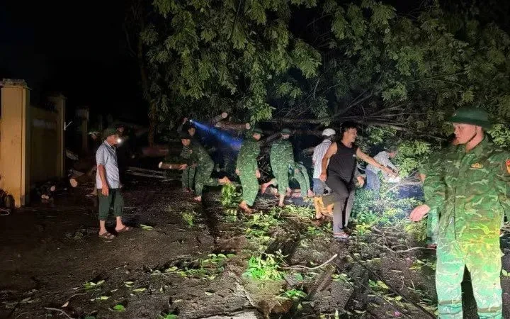 Lâm Đồng khẩn trương hỗ trợ người dân sau dông lốc Lâm Đồng khẩn trương hỗ trợ người dân sau dông lốc