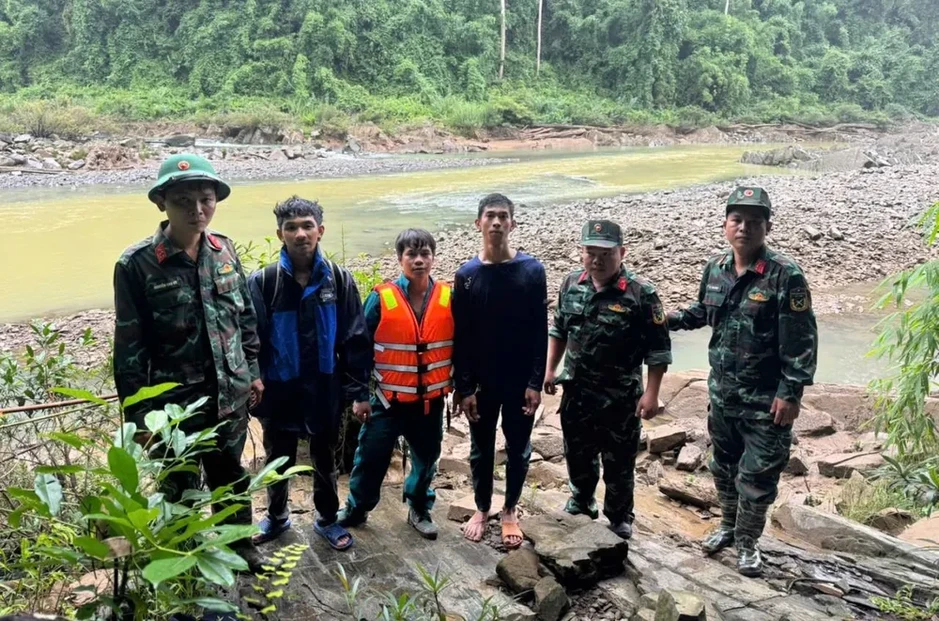 Lâm Đồng: Kịp thời cứu thanh niên mắc kẹt giữa sông Đồng Nai Lâm Đồng: Kịp thời cứu thanh niên mắc kẹt giữa sông Đồng Nai