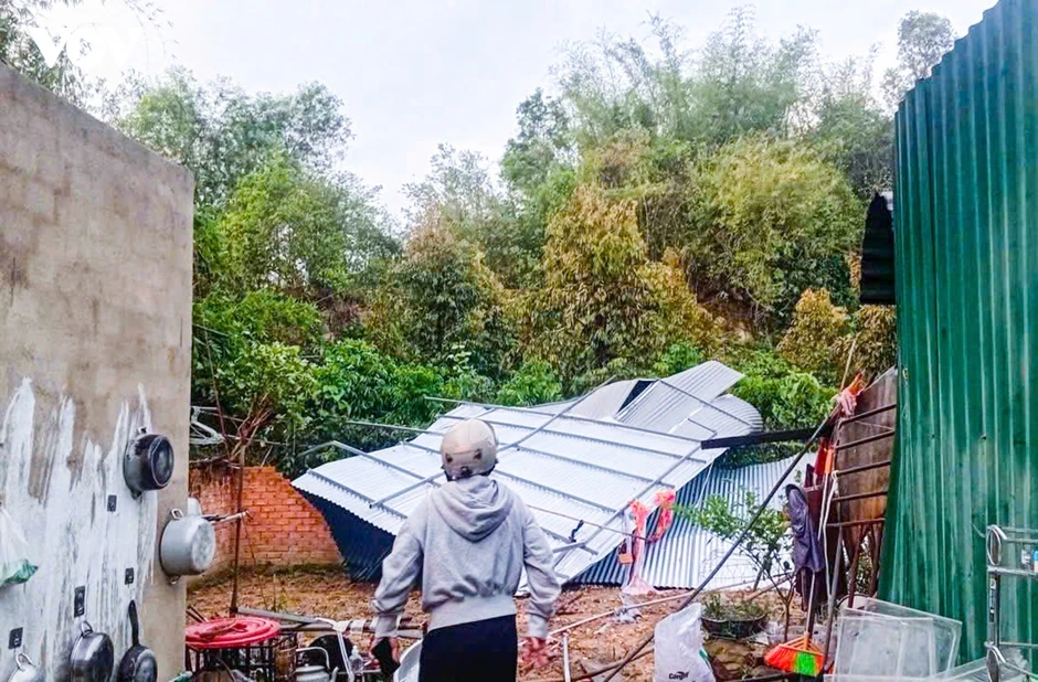 Lâm Đồng: Mưa lớn, lốc xoáy gây thiệt hại nặng, một bé gái bị nước cuốn mất tích Lâm Đồng: Mưa lớn, lốc xoáy gây thiệt hại nặng, một bé gái bị nước cuốn mất tích