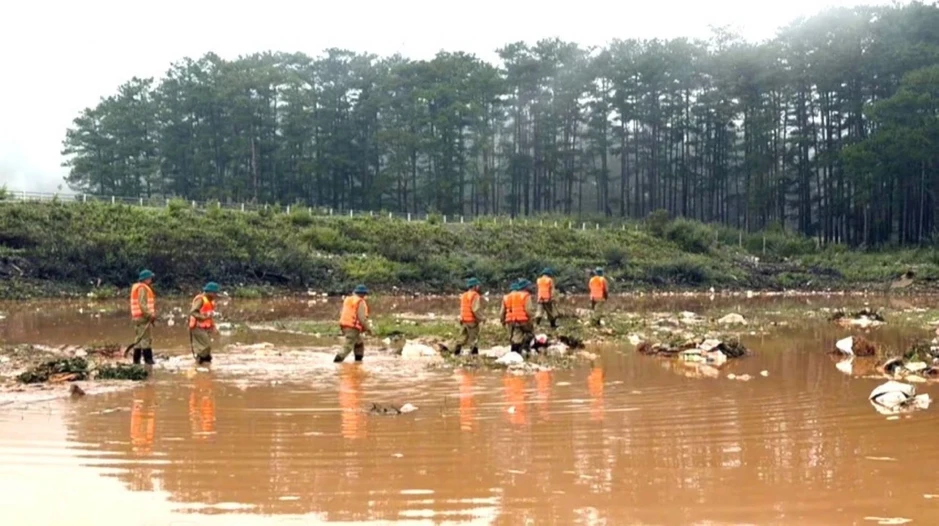 Lâm Đồng: Mưa lớn, lốc xoáy gây thiệt hại nặng, một bé gái bị nước cuốn mất tích Lâm Đồng: Mưa lớn, lốc xoáy gây thiệt hại nặng, một bé gái bị nước cuốn mất tích