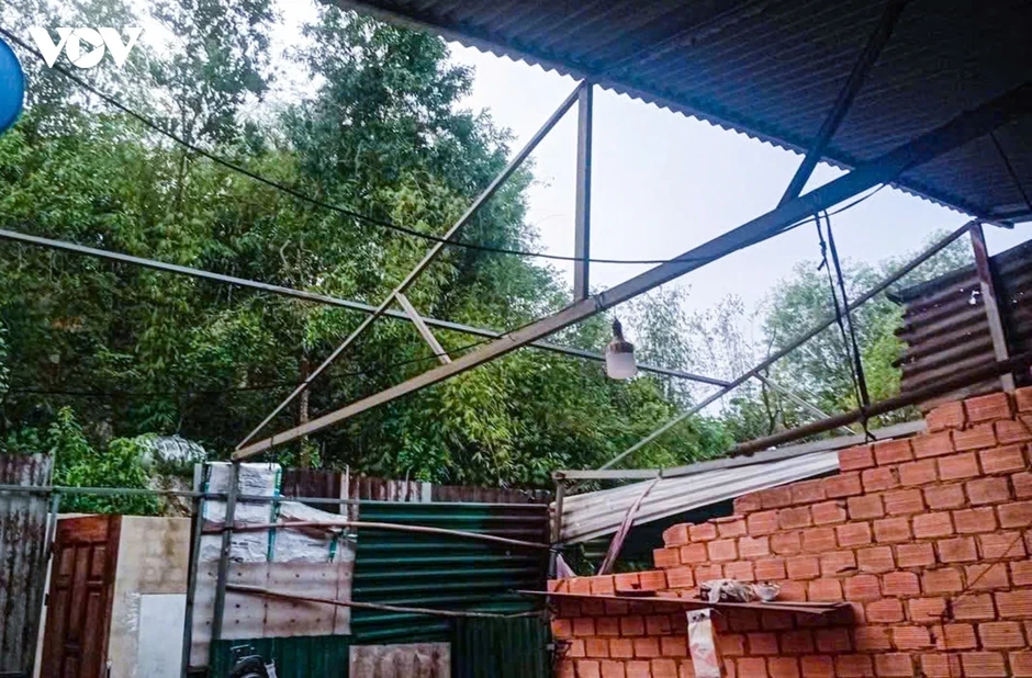 Lâm Đồng: Mưa lớn, lốc xoáy gây thiệt hại nặng, một bé gái bị nước cuốn mất tích Lâm Đồng: Mưa lớn, lốc xoáy gây thiệt hại nặng, một bé gái bị nước cuốn mất tích