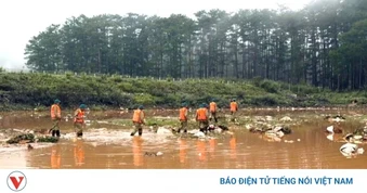 Lâm Đồng: Mưa lớn, lốc xoáy gây thiệt hại nặng, một bé gái bị nước cuốn mất tích