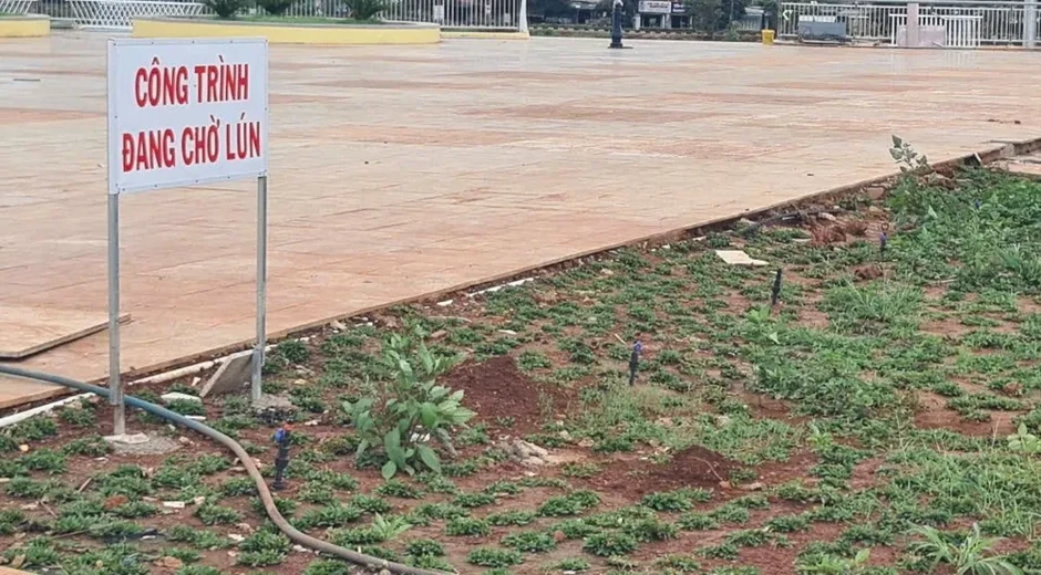 Lâm Đồng: Quảng trường trung tâm Gia Nghĩa mới làm lễ khánh thành đã sụt lún Lâm Đồng: Quảng trường trung tâm Gia Nghĩa mới làm lễ khánh thành đã sụt lún
