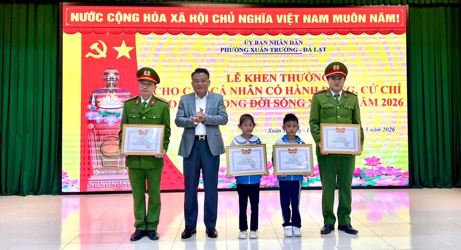 Lâm Đồng tặng giấy khen cán bộ công an, học sinh có nghĩa cử đẹp Lâm Đồng tặng giấy khen cán bộ công an, học sinh có nghĩa cử đẹp