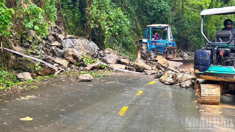 Lâm Đồng: Tập trung khắc phục sạt lở đất trên đèo Con Ó Lâm Đồng: Tập trung khắc phục sạt lở đất trên đèo Con Ó