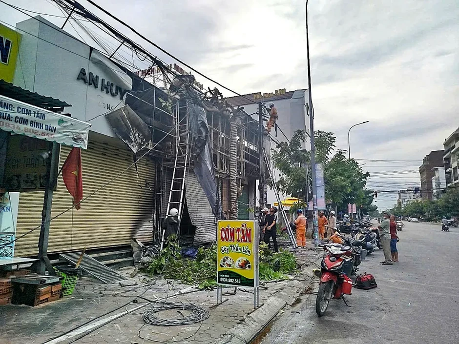 Lâm Đồng: Tiệm trà sữa bốc cháy dữ dội trong đêm Lâm Đồng: Tiệm trà sữa bốc cháy dữ dội trong đêm
