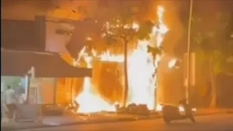 Lâm Đồng: Tiệm trà sữa bốc cháy dữ dội trong đêm