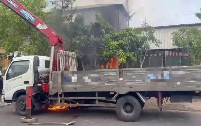 Lâm Đồng: Xe cẩu vướng dây điện phát nổ, tài xế tử vong Lâm Đồng: Xe cẩu vướng dây điện phát nổ, tài xế tử vong