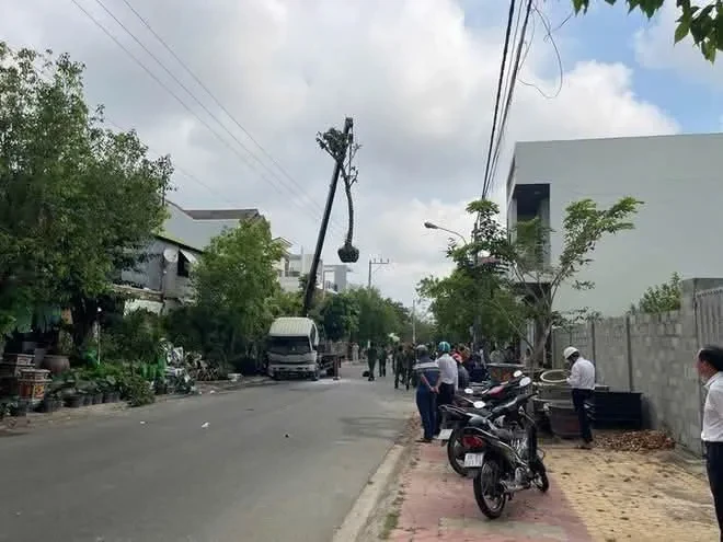 Lâm Đồng: Xe cẩu vướng dây điện phát nổ, tài xế tử vong Lâm Đồng: Xe cẩu vướng dây điện phát nổ, tài xế tử vong