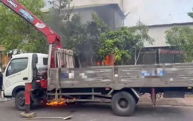 Lâm Đồng: Xe cẩu vướng dây điện phát nổ, tài xế tử vong Lâm Đồng: Xe cẩu vướng dây điện phát nổ, tài xế tử vong