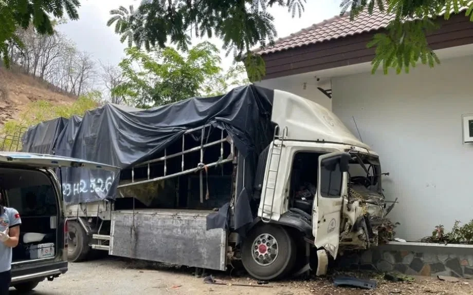 Lâm Đồng: Xe tải lao xuống vực ở núi Tà Zôn, 3 người tử vong Lâm Đồng: Xe tải lao xuống vực ở núi Tà Zôn, 3 người tử vong
