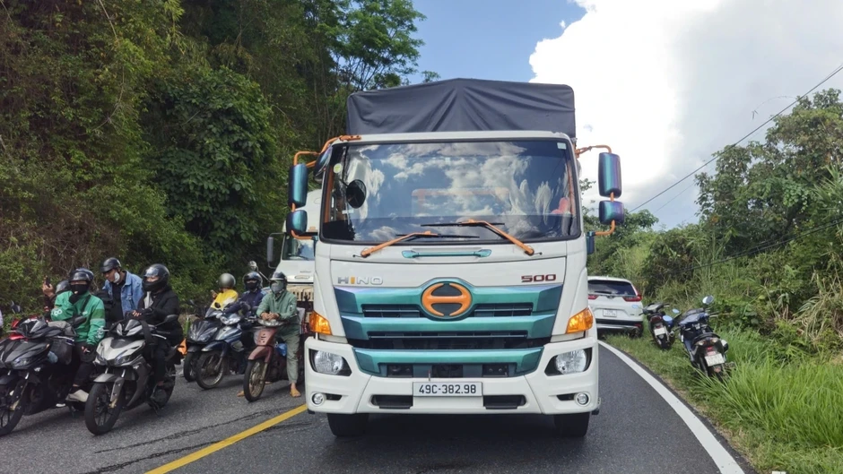 Lâm Đồng xử lý khối đá lớn treo lơ lửng trên đèo Bảo Lộc Lâm Đồng xử lý khối đá lớn treo lơ lửng trên đèo Bảo Lộc