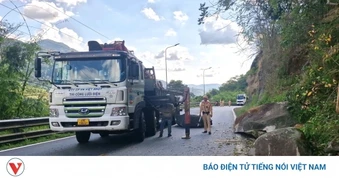 Lâm Đồng xử lý khối đá lớn treo lơ lửng trên đèo Bảo Lộc