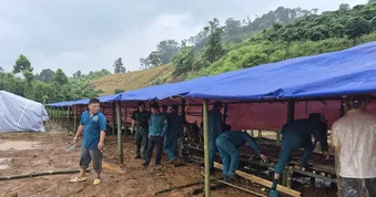 Lâm Đồng: Xuất hiện vết nứt dọc sườn đồi, hàng trăm người phải lánh nạn