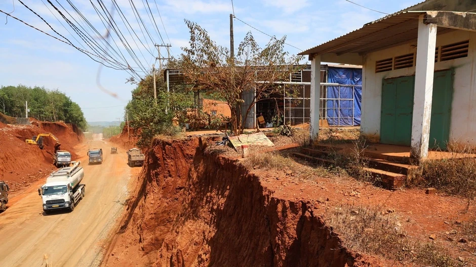 Làm đường khiến nhà dân bị “treo” bên mép vực, chủ đầu tư sẽ công khai xin lỗi dân Làm đường khiến nhà dân bị “treo” bên mép vực, chủ đầu tư sẽ công khai xin lỗi dân