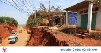 Làm đường khiến nhà dân bị “treo” bên mép vực, chủ đầu tư sẽ công khai xin lỗi dân