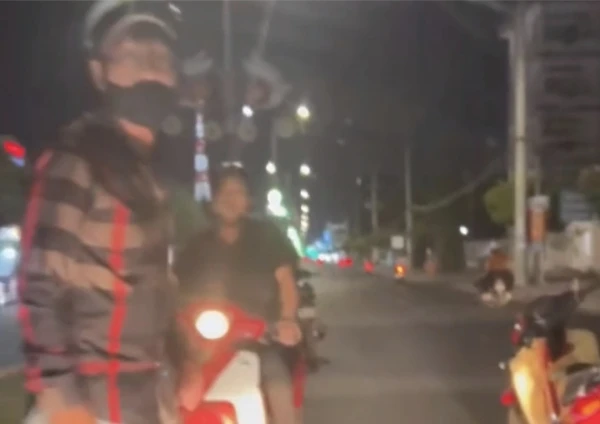 Làm rõ vụ chặn đường, đập vỡ kính ô tô vì bóp còi