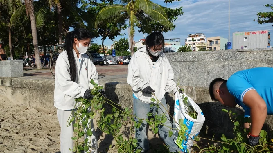 Lặn biển Sơn Trà gỡ "lưới ma", nhặt rác dưới đáy biển Lặn biển Sơn Trà gỡ "lưới ma", nhặt rác dưới đáy biển